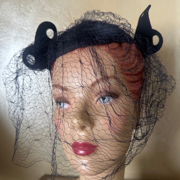 REMARKABLE 1930S\' NAVY CRIN CAP WITH NAVY FELT BOWS & SPIDER VEIL main image 7